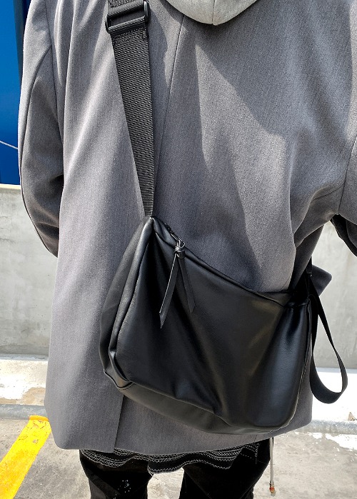Black Utility Cross Bag(1 color)